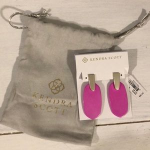 Kendra Scott Aragon Gold Drop Earrings in Magenta